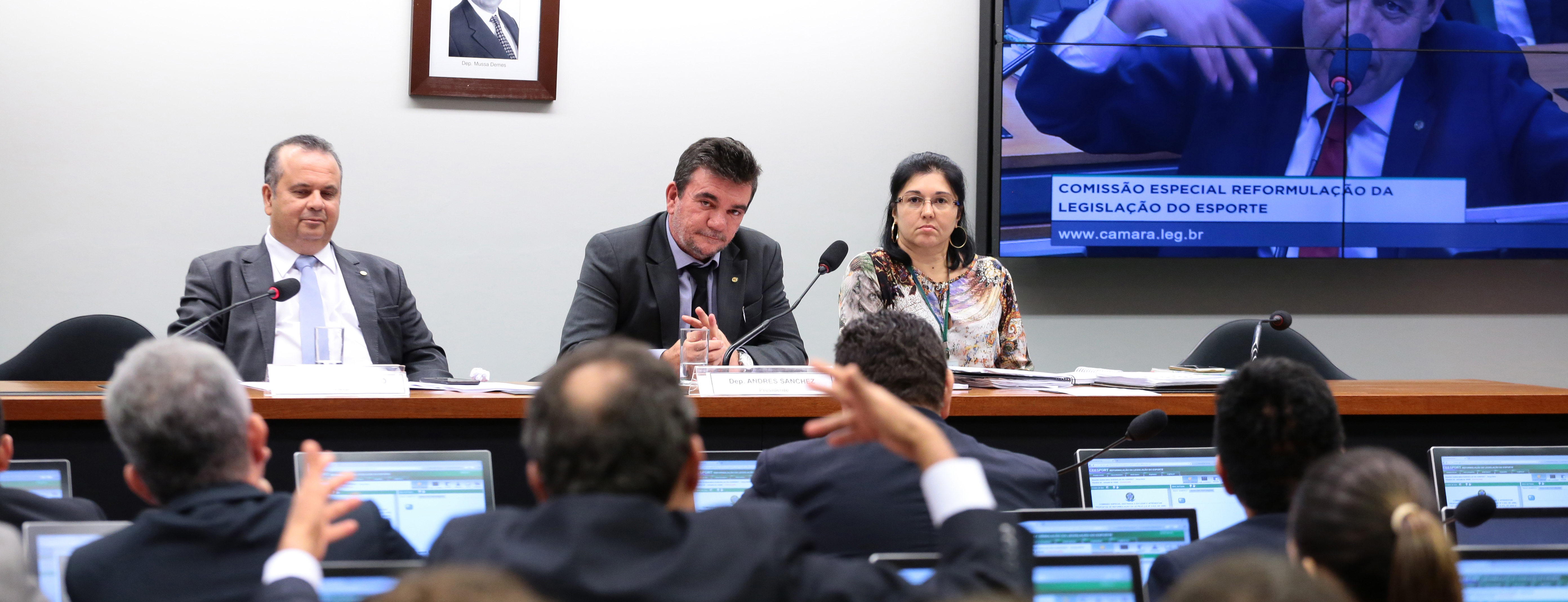 Texto do relator, Rogério Marinho, deveria ter sido votado na terça-feira, mas decisão foi adiada