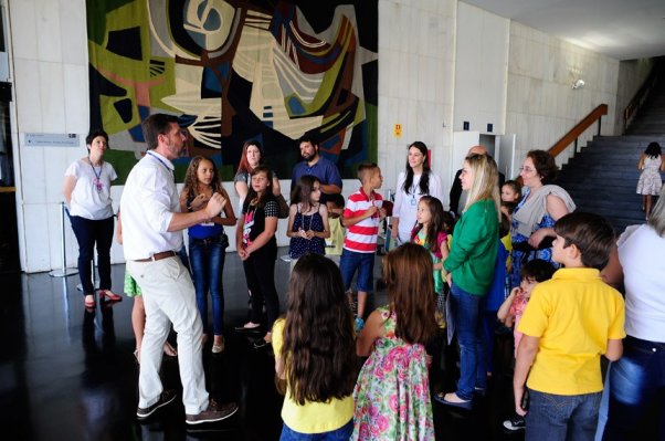 Os grupos saem a cada meia hora e são guiados por servidores do Senado Federal e da Câmara dos Deputados