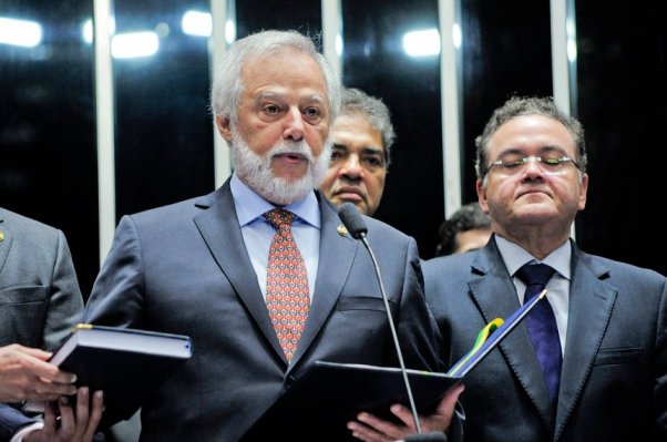 Airton Sandoval Santana foi deputado federal constituinte, exerceu quatro mandatos consecutivos na Câmara, de 1975 a 1990.