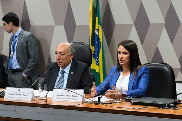 A relatora da MP 851, deputada Bruna Furlan (PSDB-SP), ao lado do presidente da comissão mista, senador Pedro Chaves (PRB-MS)