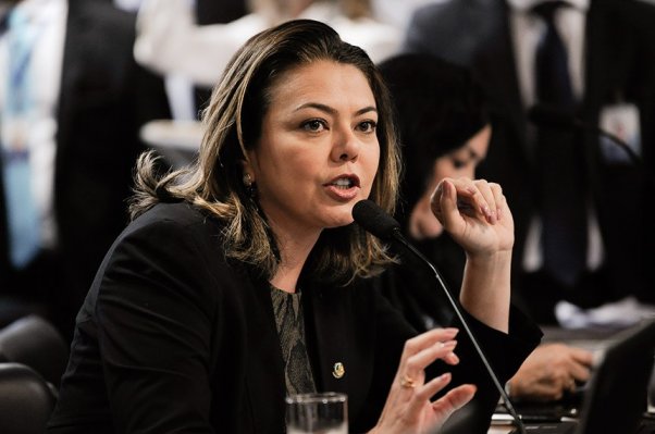 A senadora Leila Barros é autora do Projeto de Lei 1.369/2019